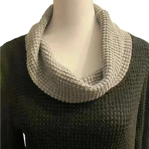 SHEIN Cowl Neck waffle pattern in black with cuffs & cowl neck in gray size MED - Picture 3 of 7